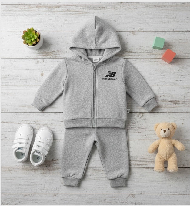 Ensemble bébé confortable avec sweat à capuche et pantalon – Style sport chic